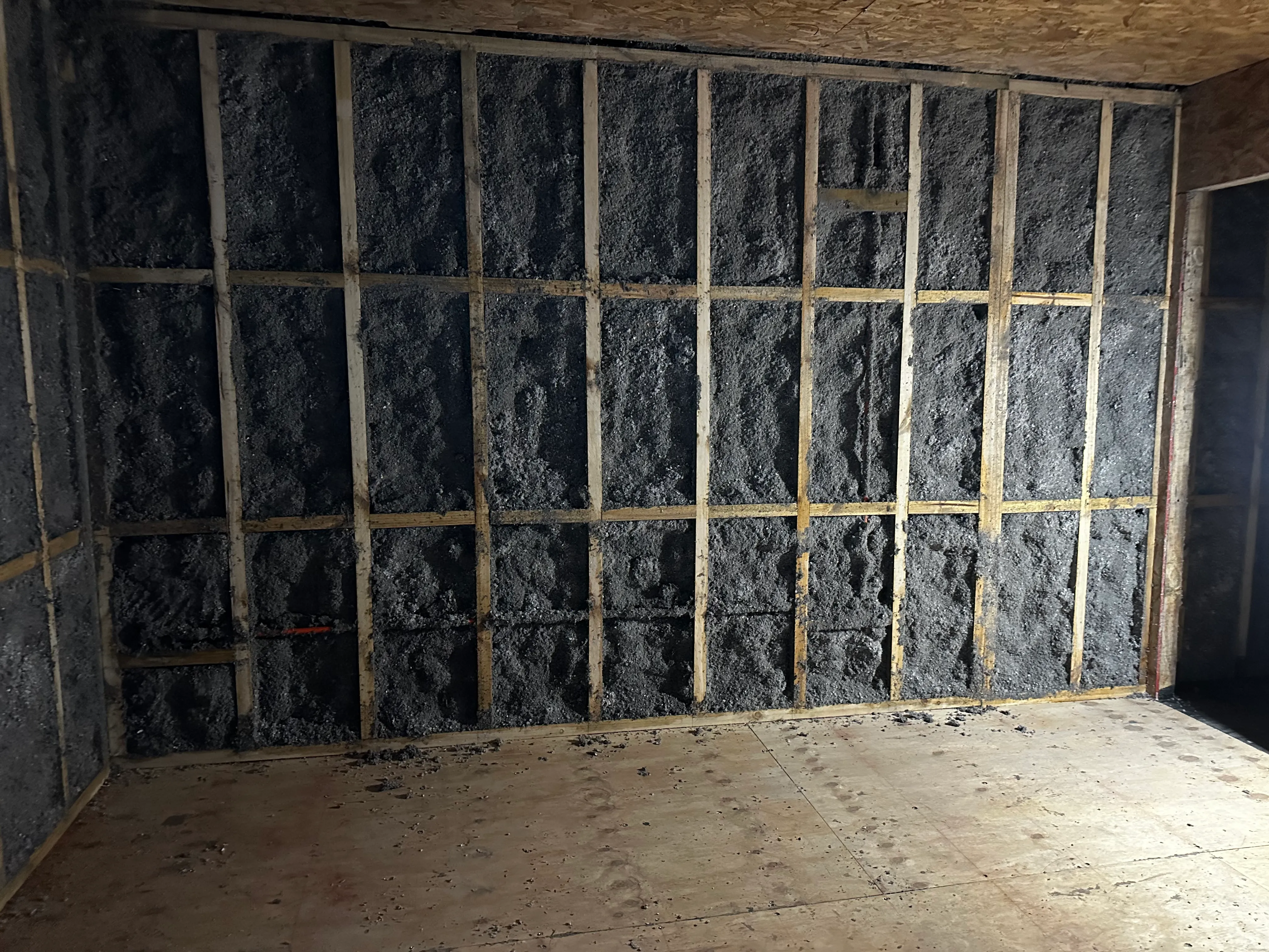 Muro completo aislado con celulosa proyectada entre marcos de madera